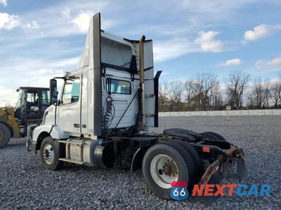 Trzecie zdjęcie samochodu z tyłu: 2018 VOLVO VNL SEMI TRUCK VIN:4V4N39TG6JN892841 - miniatura