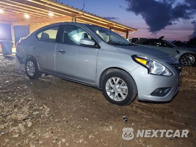 Czwarte zdjęcie samochodu z boku: 2018 NISSAN VERSA S VIN:3N1CN7AP1JL882502 - miniatura