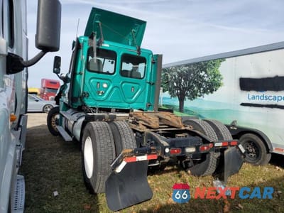 Trzecie zdjęcie samochodu z tyłu: 2019 FREIGHTLINER CASCADIA 125 SEMI TRUCK VIN:3AKBGDDV3KSKS3052 - miniatura