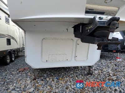 Piąte zdjęcie samochodu w środku: 2010 KEYSTONE MONTANA CAMPER VIN:4YDF34729AR731309 - miniatura