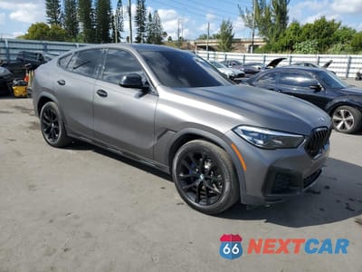 Czwarte zdjęcie samochodu z boku: 2022 BMW X6 XDRIVE40I VIN:5UXCY6C01N9L02760 - miniatura