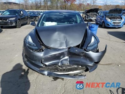 Piąte zdjęcie samochodu w środku: 2018 TESLA MODEL 3 VIN:5YJ3E1EB1JF083049 - miniatura