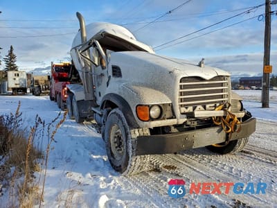 2004 MACK 700 CV700 1M2AG11C04M013291 - główne zdjęcie licytacji z USA - miniatura