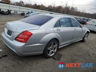 Trzecie zdjęcie samochodu z tyłu: 2010 MERCEDES-BENZ S 550 VIN:WDDNG7BB5AA336933 - miniatura