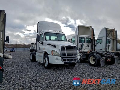 Zdjęcie 9 z 10 samochodu: 2014 FREIGHTLINER CASCADIA SEMI TRUCK VIN:1FUBGEDV7ELFT4301 - miniatura