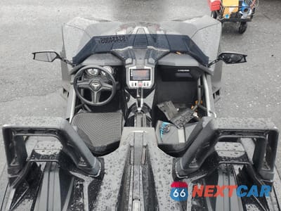 Zdjęcie 6 z 10 samochodu: 2015 POLARIS SLINGSHOT VIN:57XAASFA0F5102883 - miniatura