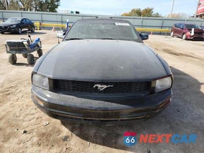 Piąte zdjęcie samochodu w środku: 2005 FORD MUSTANG VIN:1ZVHT84N955242436 - miniatura