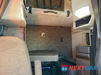 Piąte zdjęcie samochodu w środku: 2015 VOLVO VNL SEMI TRUCK VIN:4V4NC9EH6FN925088 - miniatura