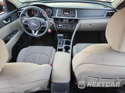 Zdjęcie 8 z 13 samochodu: 2017 KIA OPTIMA VIN:5XXGT4L34HG177289 - miniatura