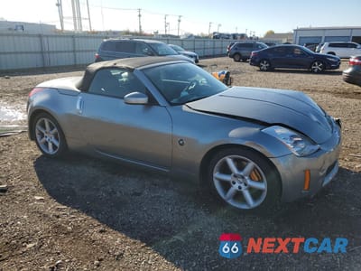 Czwarte zdjęcie samochodu z boku: 2005 NISSAN 350Z ROADSTER VIN:JN1AZ36A85M758800 - miniatura
