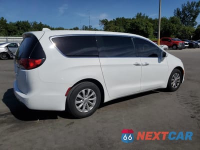 Trzecie zdjęcie samochodu z tyłu: 2018 CHRYSLER PACIFICA TOURING PLUS VIN:2C4RC1FG9JR279075 - miniatura