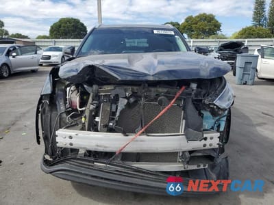 Piąte zdjęcie samochodu w środku: 2022 TOYOTA HIGHLANDER XLE VIN:5TDGZRBH0NS585727 - miniatura