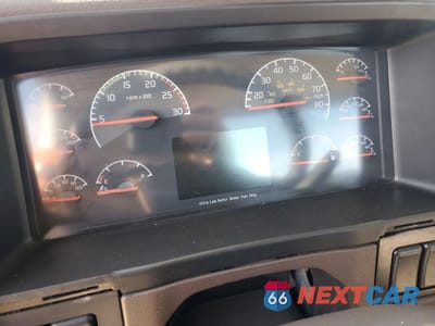 Zdjęcie 8 z 10 samochodu: 2017 VOLVO VNL SEMI TRUCK VIN:4V4N39TG5HN988079 - miniatura