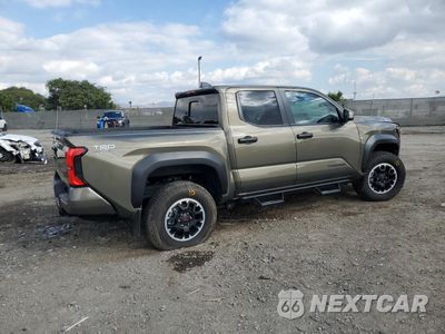 Trzecie zdjęcie samochodu z tyłu: 2024 TOYOTA TACOMA DOUBLE CAB VIN:3TMLB5JN0RM077704 - miniatura