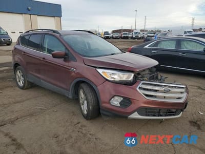 Czwarte zdjęcie samochodu z boku: 2018 FORD ESCAPE SE VIN:1FMCU9GD4JUC69381 - miniatura