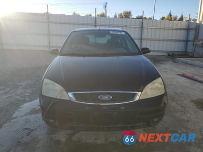 Piąte zdjęcie samochodu w środku: 2005 FORD FOCUS ZX3 VIN:3FAFP31N45R112699 - miniatura