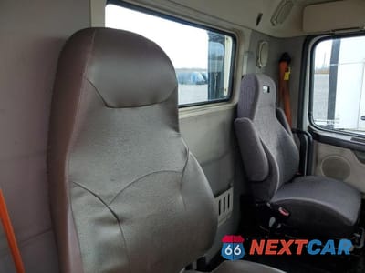 Zdjęcie 6 z 10 samochodu: 2018 VOLVO VNL SEMI TRUCK VIN:4V4N39TG6JN892841 - miniatura