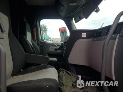 Piąte zdjęcie samochodu w środku: 2018 FREIGHTLINER CASCADIA 126 SEMI TRUCK VIN:3AKJHHDR4JSJX8060 - miniatura
