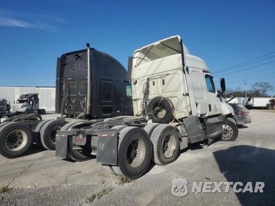 Czwarte zdjęcie samochodu z boku: 2019 FREIGHTLINER CASCADIA 126 VIN:3AKJHHDR1KSKB4817 - miniatura