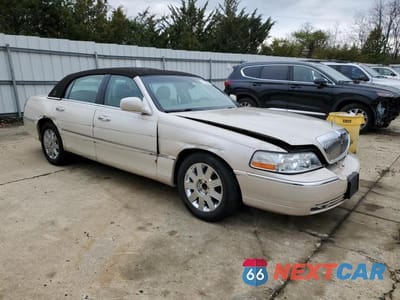 Czwarte zdjęcie samochodu z boku: 2003 LINCOLN TOWN CAR CARTIER VIN:1LNHM83W23Y619173 - miniatura