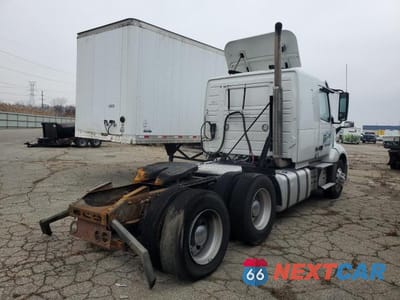 Czwarte zdjęcie samochodu z boku: 2020 VOLVO VNL SEMI TRUCK VIN:4V4NC9EH2LN227007 - miniatura