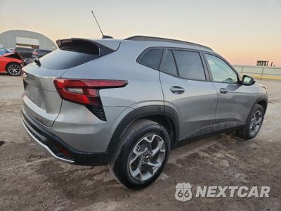 Trzecie zdjęcie samochodu z tyłu: 2025 CHEVROLET TRAX 1LT VIN:KL77LHEP6SC229985 - miniatura