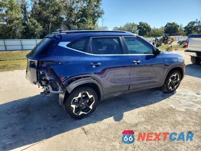Trzecie zdjęcie samochodu z tyłu: 2024 KIA SELTOS EX VIN:KNDERCAA5R7599096 - miniatura