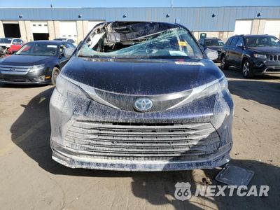 Piąte zdjęcie samochodu w środku: 2022 TOYOTA SIENNA XLE VIN:5TDJSKFC4NS057480 - miniatura