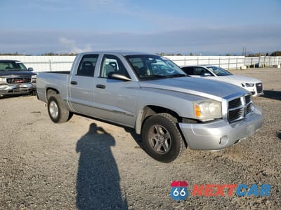 Czwarte zdjęcie samochodu z boku: 2006 DODGE DAKOTA QUAD SLT VIN:1D7HE48N66S605624 - miniatura