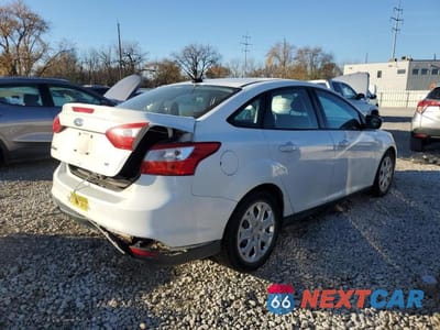 Trzecie zdjęcie samochodu z tyłu: 2012 FORD FOCUS SE VIN:1FAHP3F25CL156570 - miniatura