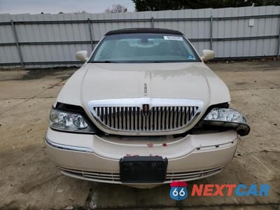 Piąte zdjęcie samochodu w środku: 2003 LINCOLN TOWN CAR CARTIER VIN:1LNHM83W23Y619173 - miniatura