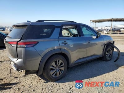 Trzecie zdjęcie samochodu z tyłu: 2022 NISSAN PATHFINDER SV VIN:5N1DR3BA6NC239486 - miniatura