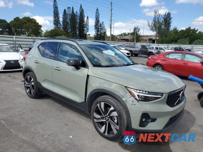 Czwarte zdjęcie samochodu z boku: 2025 VOLVO XC40 PLUS VIN:YV4L12UCXS2606078 - miniatura
