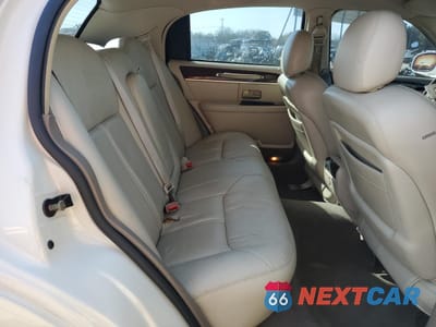 Zdjęcie 10 z 14 samochodu: 2004 LINCOLN TOWN CAR ULTIMATE VIN:1LNHM83W84Y640336 - miniatura