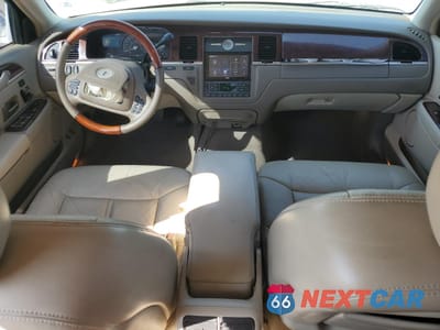 Zdjęcie 8 z 14 samochodu: 2004 LINCOLN TOWN CAR ULTIMATE VIN:1LNHM83W84Y640336 - miniatura