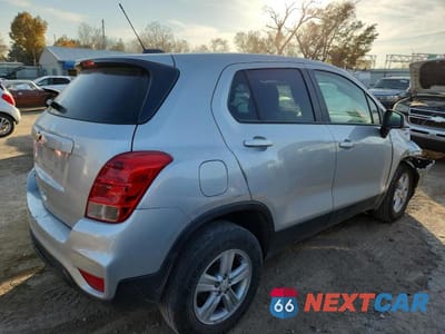 Trzecie zdjęcie samochodu z tyłu: 2022 CHEVROLET TRAX LS VIN:KL7CJNSM3NB545187 - miniatura