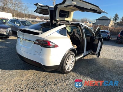 Czwarte zdjęcie samochodu z boku: 2016 TESLA MODEL X VIN:5YJXCBE2XGF004399 - miniatura