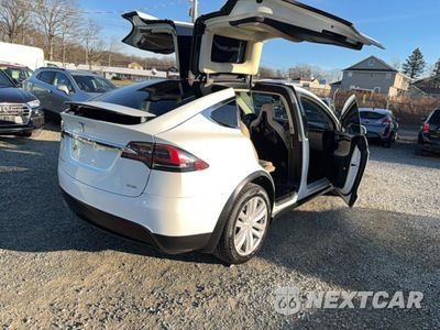 Czwarte zdjęcie samochodu z boku: 2016 TESLA MODEL X VIN:5YJXCBE2XGF004399 - miniatura