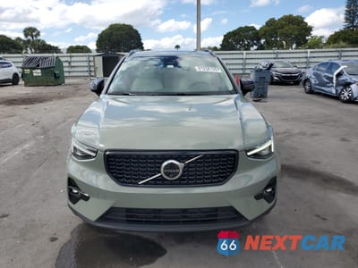 Piąte zdjęcie samochodu w środku: 2025 VOLVO XC40 PLUS VIN:YV4L12UCXS2606078 - miniatura