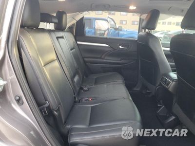 Zdjęcie 11 z 16 samochodu: 2019 TOYOTA HIGHLANDER SE VIN:5TDKZRFH9KS349593 - miniatura