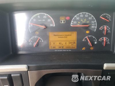 Zdjęcie 8 z 10 samochodu: 2017 VOLVO VNL SEMI TRUCK VIN:4V4NC9EH1HN994404 - miniatura