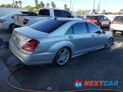 Trzecie zdjęcie samochodu z tyłu: 2013 MERCEDES-BENZ S 550 4MATIC VIN:WDDNG9EB0DA510516 - miniatura