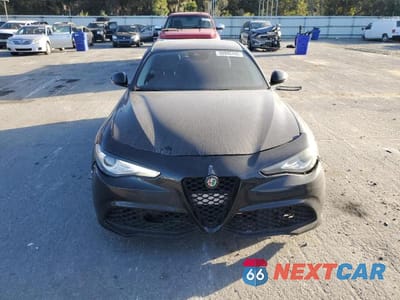 Piąte zdjęcie samochodu w środku: 2017 ALFA ROMEO GIULIA VIN:ZARFAEBN2H7535451 - miniatura