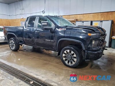 Czwarte zdjęcie samochodu z boku: 2024 CHEVROLET SILVERADO K2500 CUSTOM VIN:1GC5YME71RF122906 - miniatura