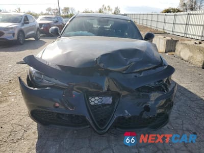 Piąte zdjęcie samochodu w środku: 2022 ALFA ROMEO GIULIA VIN:ZARFANAN3N7652985 - miniatura