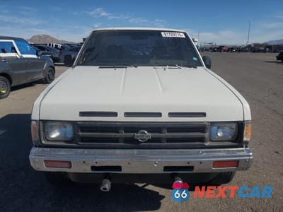 Piąte zdjęcie samochodu w środku: 1992 NISSAN TRUCK LONG WHEELBASE VIN:1N6HD12S1NC320104 - miniatura