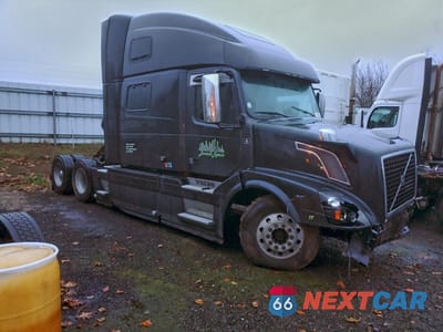 Czwarte zdjęcie samochodu z boku: 2016 VOLVO VN VNL VIN:4V4NC9TK6GN958205 - miniatura