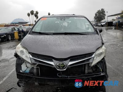 Piąte zdjęcie samochodu w środku: 2018 TOYOTA SIENNA XLE VIN:5TDYZ3DC1JS912231 - miniatura