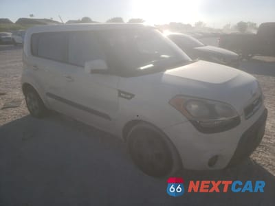 Czwarte zdjęcie samochodu z boku: 2013 KIA SOUL VIN:KNDJT2A50D7758242 - miniatura