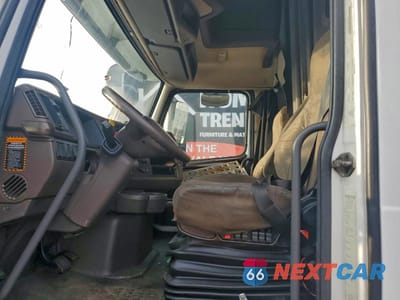 Piąte zdjęcie samochodu w środku: 2017 VOLVO VNL SEMI TRUCK VIN:4V4NC9EH1HN972984 - miniatura